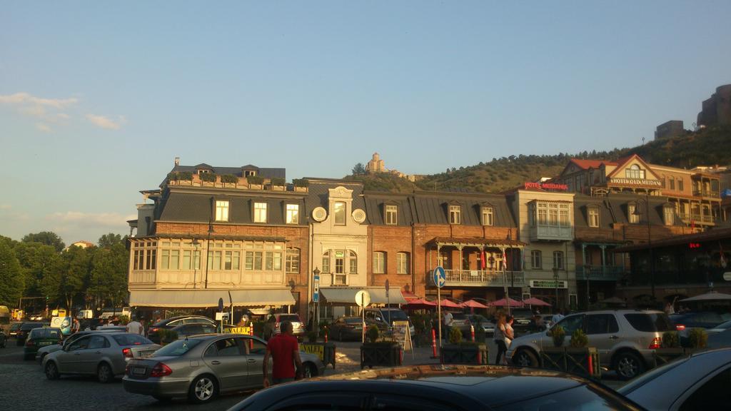 Guest House Madonna Tbilisi Bagian luar foto