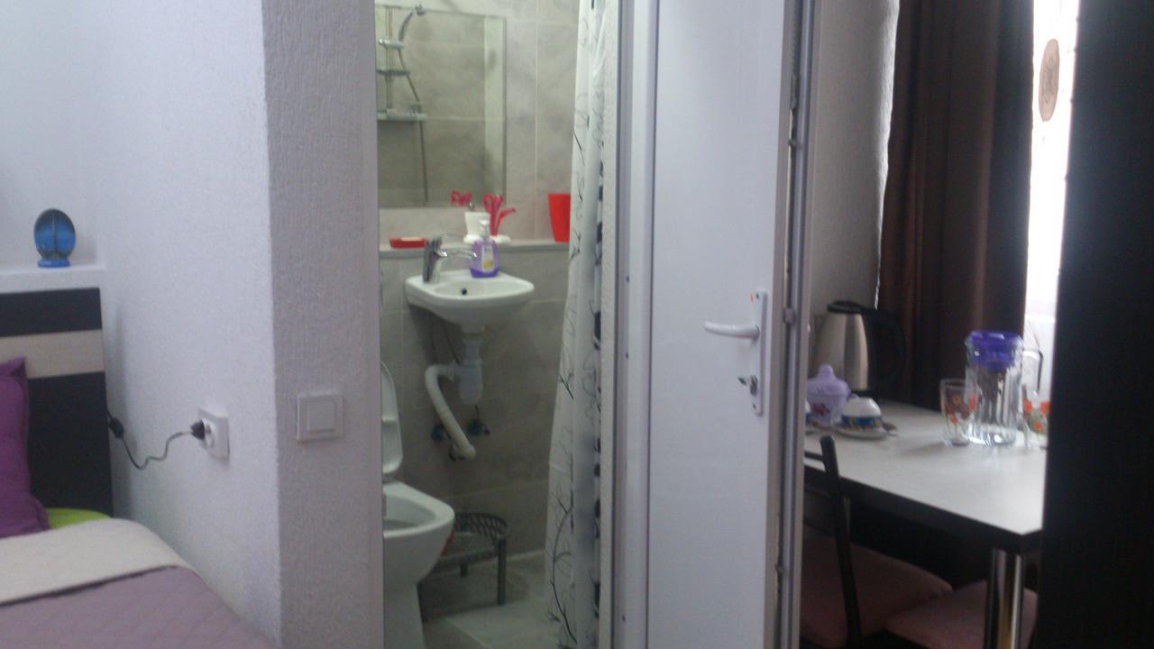 Guest House Madonna Tbilisi Bagian luar foto