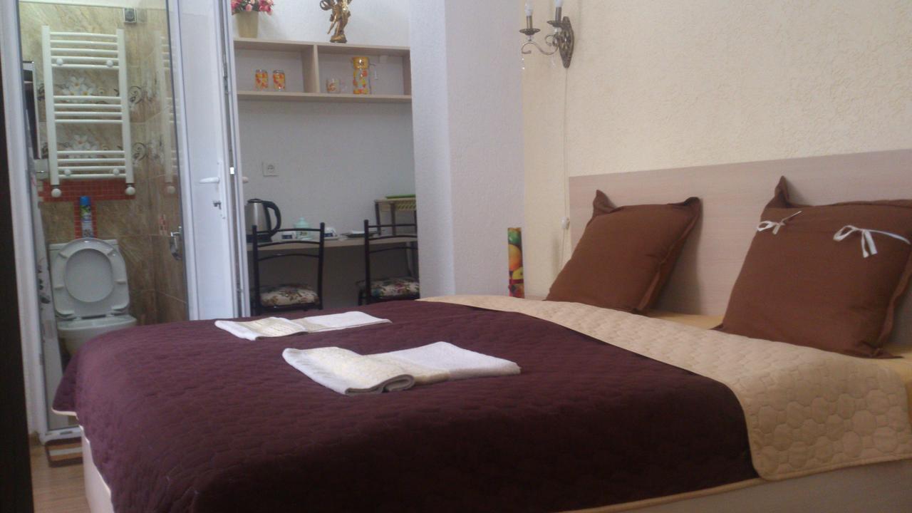 Guest House Madonna Tbilisi Bagian luar foto