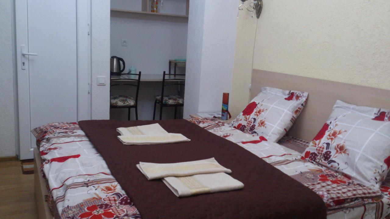 Guest House Madonna Tbilisi Bagian luar foto